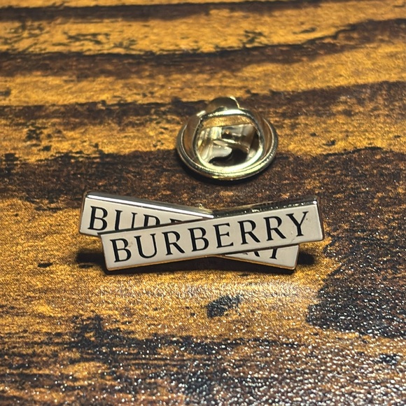 Authentic Burberry London Pin - Picture 1 of 4